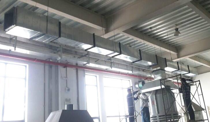 五星级酒店的防火与防排烟系统 上次简单介绍了山东金光集团通过公平竞标方式获得通州区五星级酒店的整体中央空调从通风，制冷，防排烟等工程的安装施工，那么今天说一下酒店的防火与防排烟系统。当然离不开消防排烟风机和防排烟防火阀设备的。 通风空调系统原则上按使用功能及防火分区划分为若干系统，风管穿越防火分区及变形缝等处设电动排烟